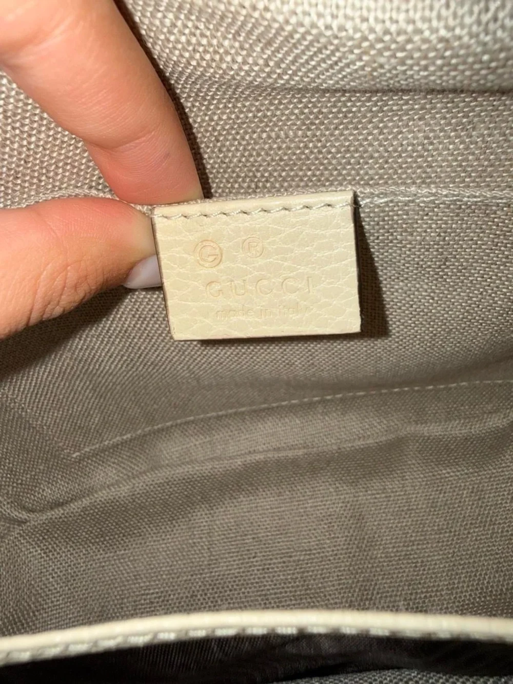 Gucci signature gg